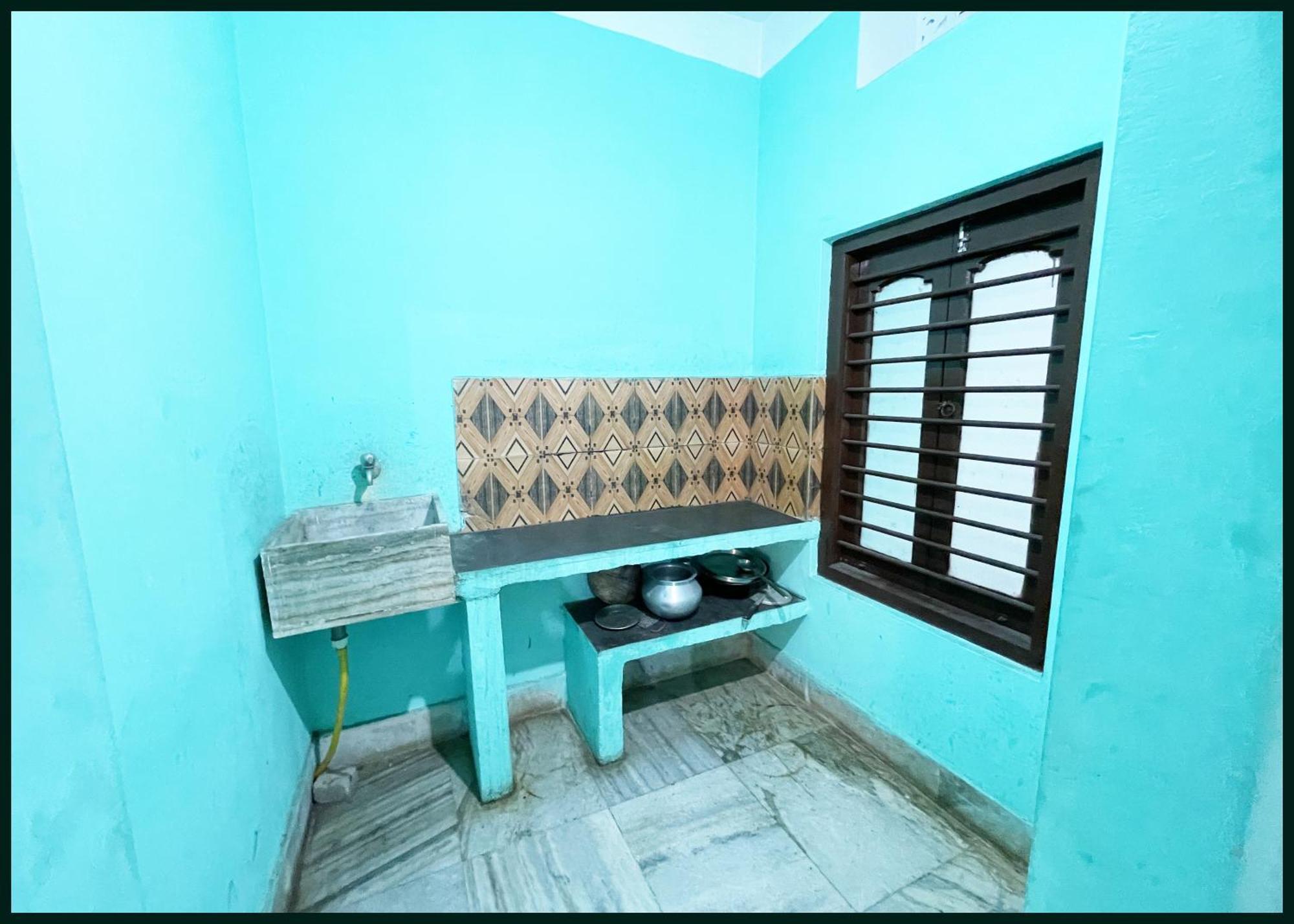 Ot # R # Krishna Near Sea-beach Puri, Balcony, Kitchen, Non Ac And Ac Wifi,- Parking Facilities - In Hotel Puri