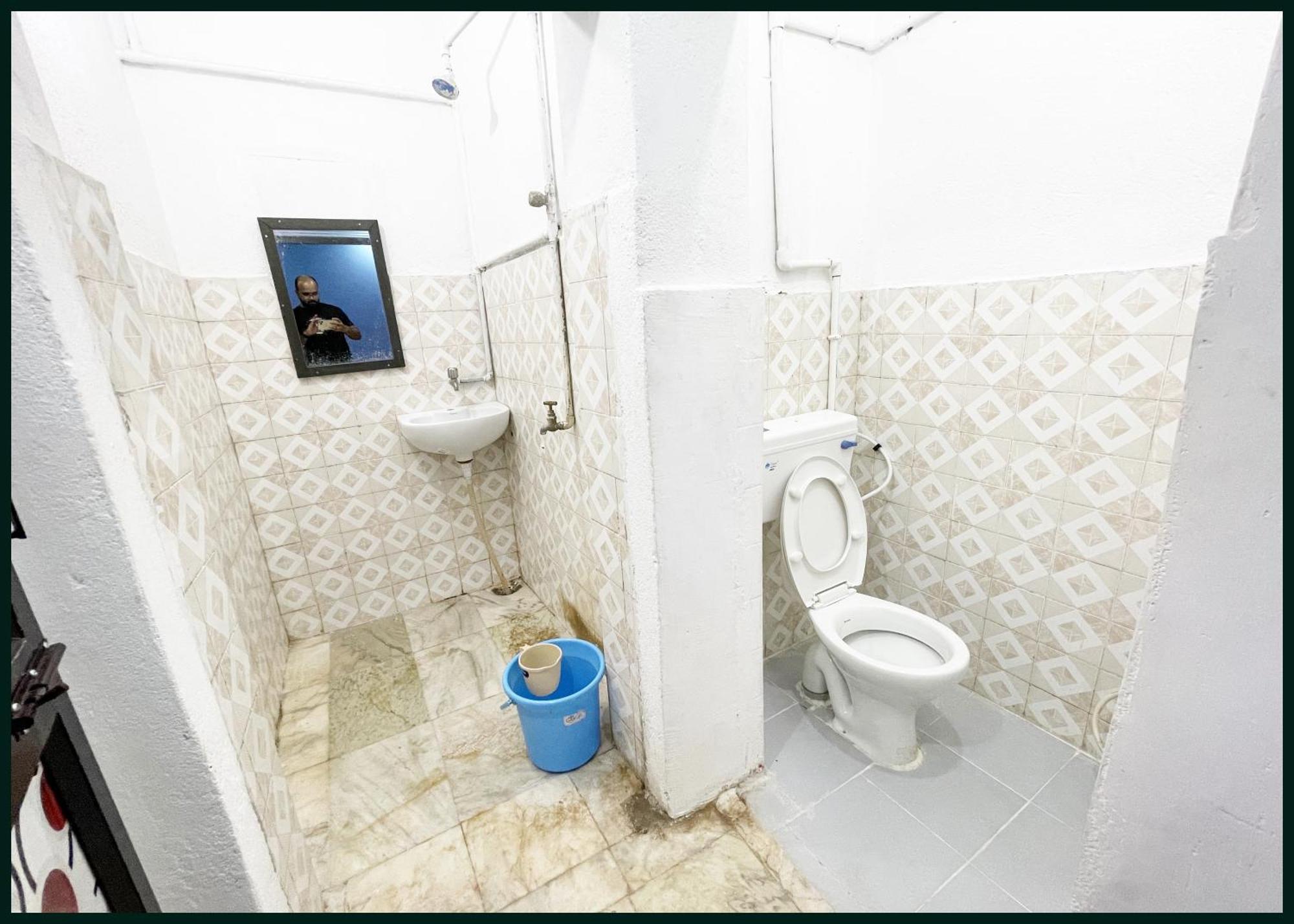 Ot # R # Krishna Near Sea-beach Puri, Balcony, Kitchen, Non Ac And Ac Wifi,- Parking Facilities - In