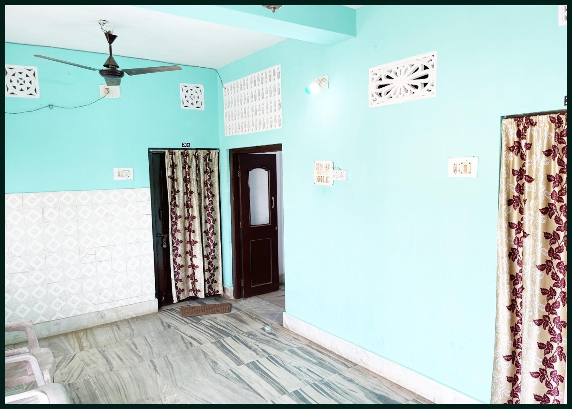 Hotel Ot # R # Krishna Near Sea-beach Puri, Balcony, Kitchen, Non Ac And Ac Wifi,- Parking Facilities - In Puri