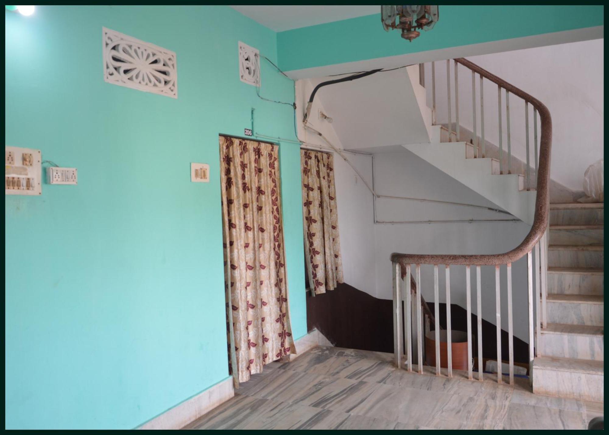 Ot # R # Krishna Near Sea-beach Puri, Balcony, Kitchen, Non Ac And Ac Wifi,- Parking Facilities - In Hotel