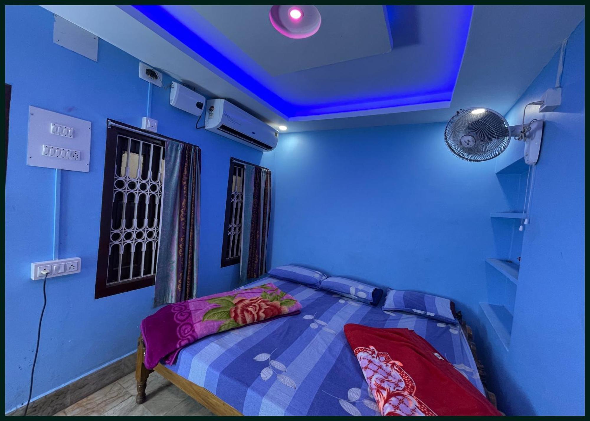 Ot # R # Krishna Near Sea-beach Puri, Balcony, Kitchen, Non Ac And Ac Wifi,- Parking Facilities - In